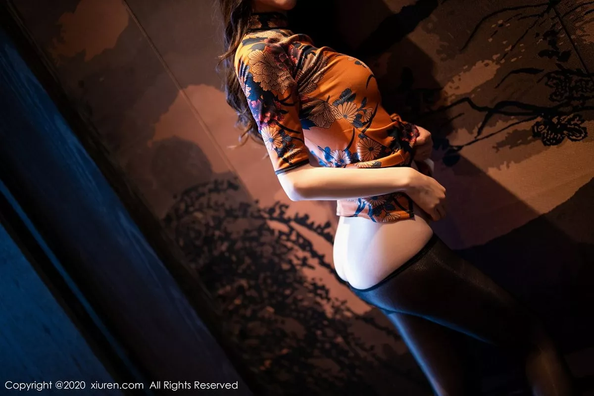 秀人集.com_[XiuRen秀人网]No.2899_嫩模梦心月心愿旅拍古韵旗袍配无内黑丝裤袜秀翘臀极致魅惑写真122P