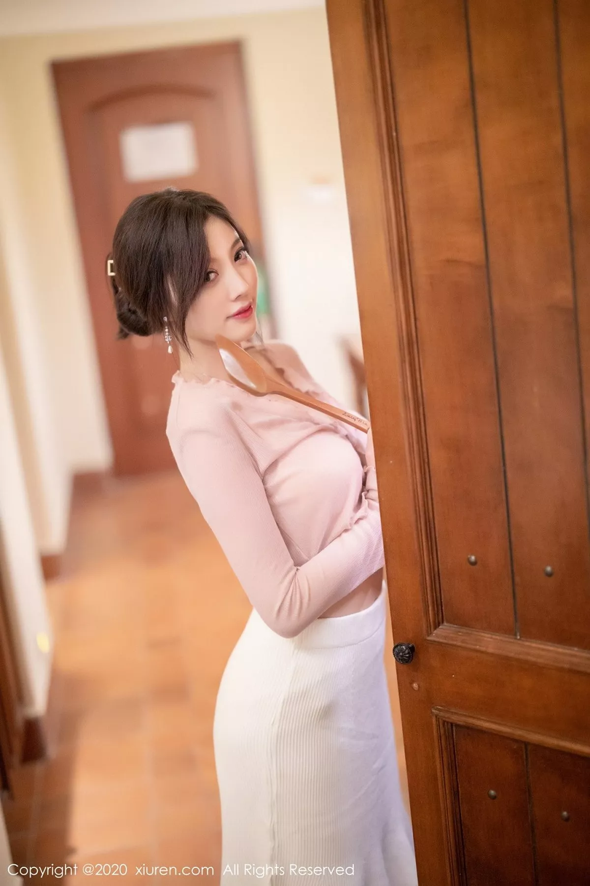 秀人集.com_[XiuRen秀人网]No.2905_女神杨晨晨sugar居家私房娇妻主题粉色内衣秀完美身材诱惑写真70P