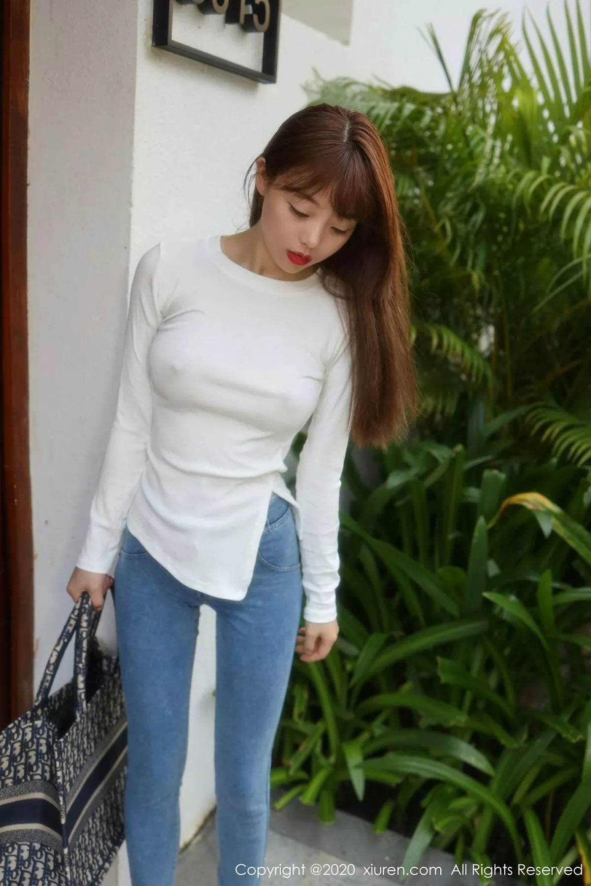 秀人集.com_[XiuRen秀人网]No.2785_嫩模佘贝拉bella三亚旅拍紧身牛仔裤主题私房半脱露翘臀诱惑写真51P