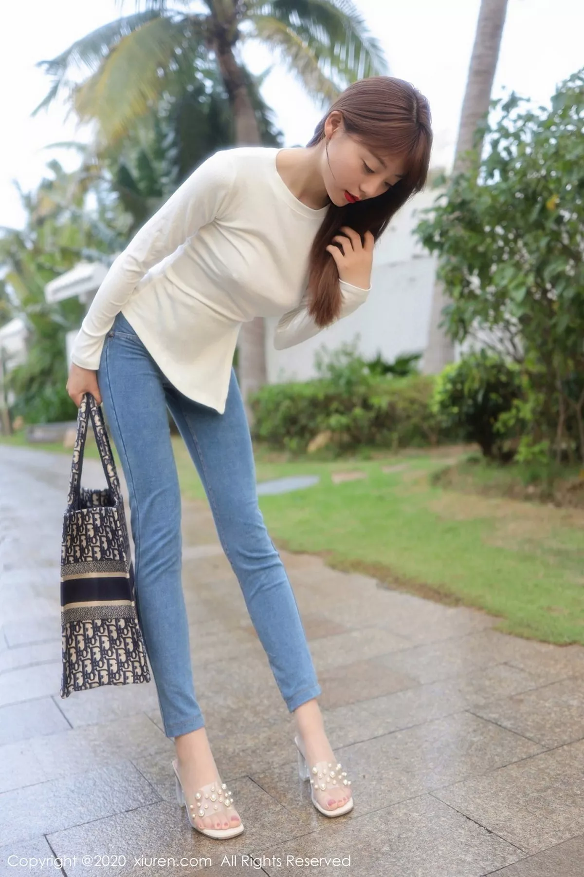 秀人集.com_[XiuRen秀人网]No.2785_嫩模佘贝拉bella三亚旅拍紧身牛仔裤主题私房半脱露翘臀诱惑写真51P