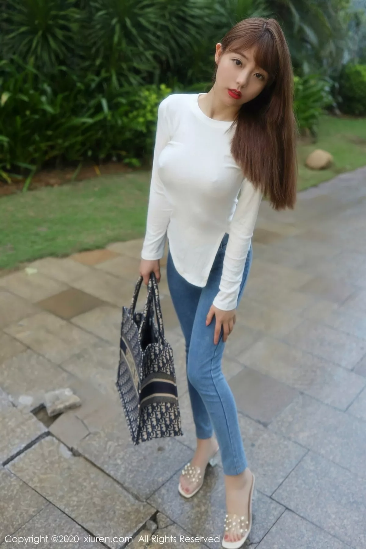 秀人集.com_[XiuRen秀人网]No.2785_嫩模佘贝拉bella三亚旅拍紧身牛仔裤主题私房半脱露翘臀诱惑写真51P