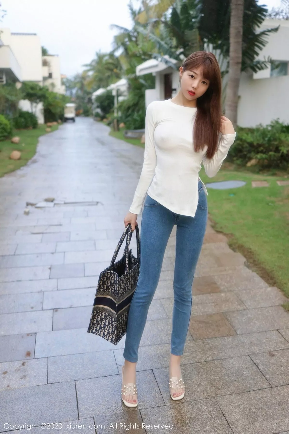 秀人集.com_[XiuRen秀人网]No.2785_嫩模佘贝拉bella三亚旅拍紧身牛仔裤主题私房半脱露翘臀诱惑写真51P