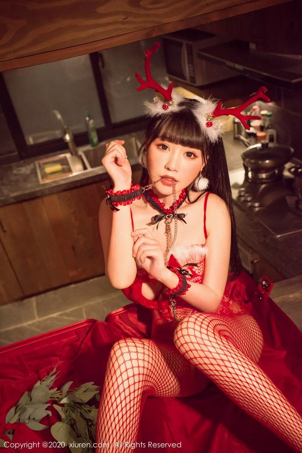 秀人集.com_[XiuRen秀人网]No.2940_女神朱可儿Flower圣诞主题开档连体红丝缕空秀火辣身材诱惑写真50P