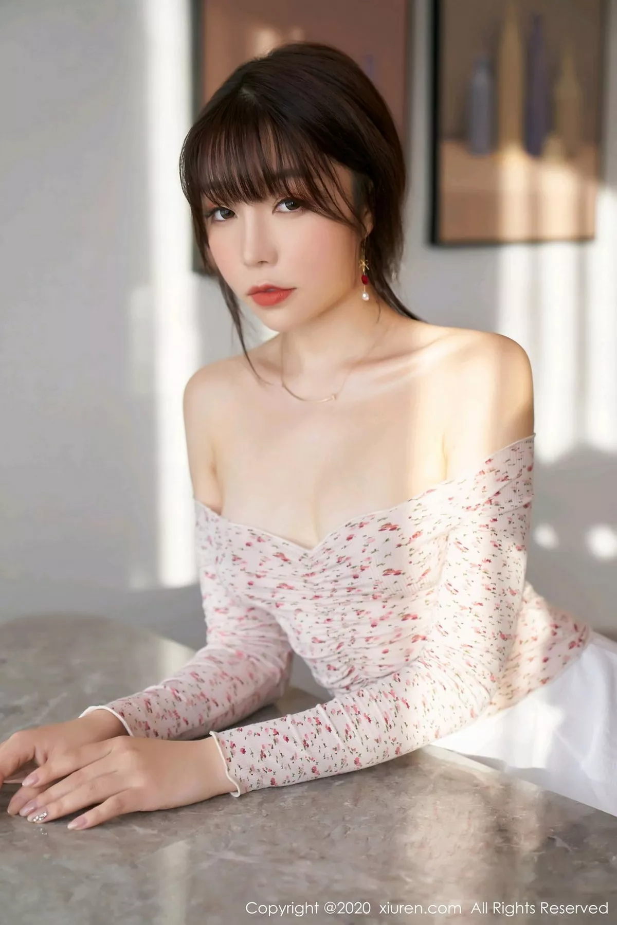 秀人集.com_[XiuRen秀人网]No.2949_女神芝芝Booty私房草莓服饰配超薄肉丝裤袜秀完美身材诱惑写真83P