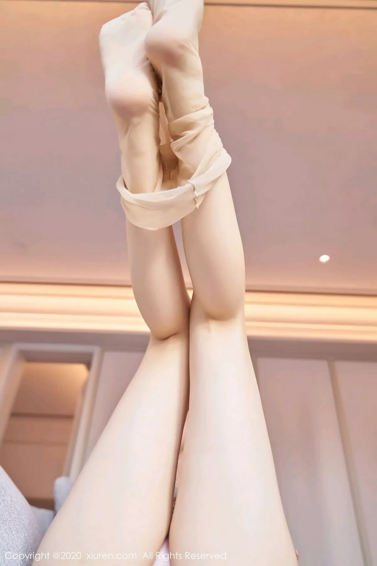 秀人集.com_[XiuRen秀人网]No.2949_女神芝芝Booty私房草莓服饰配超薄肉丝裤袜秀完美身材诱惑写真83P