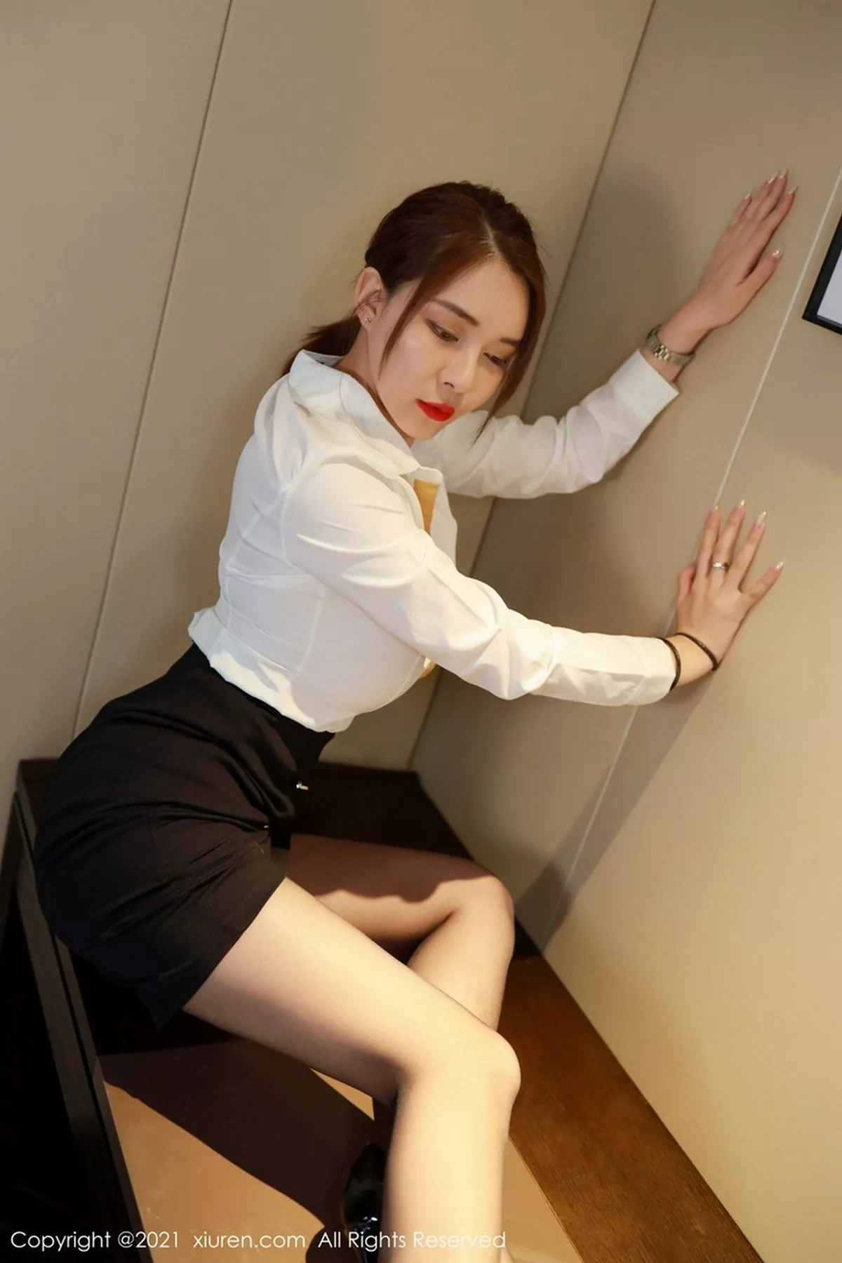 秀人集.com_[XiuRen秀人网]No.2965_女神凯竹•廿十典雅职场OL职业装私房脱黑丝裤袜撩人诱惑写真34P