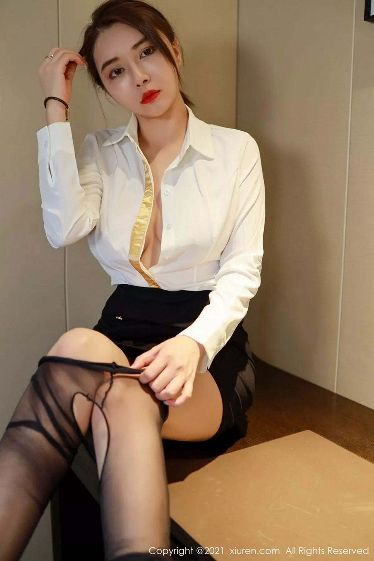 秀人集.com_[XiuRen秀人网]No.2965_女神凯竹•廿十典雅职场OL职业装私房脱黑丝裤袜撩人诱惑写真34P