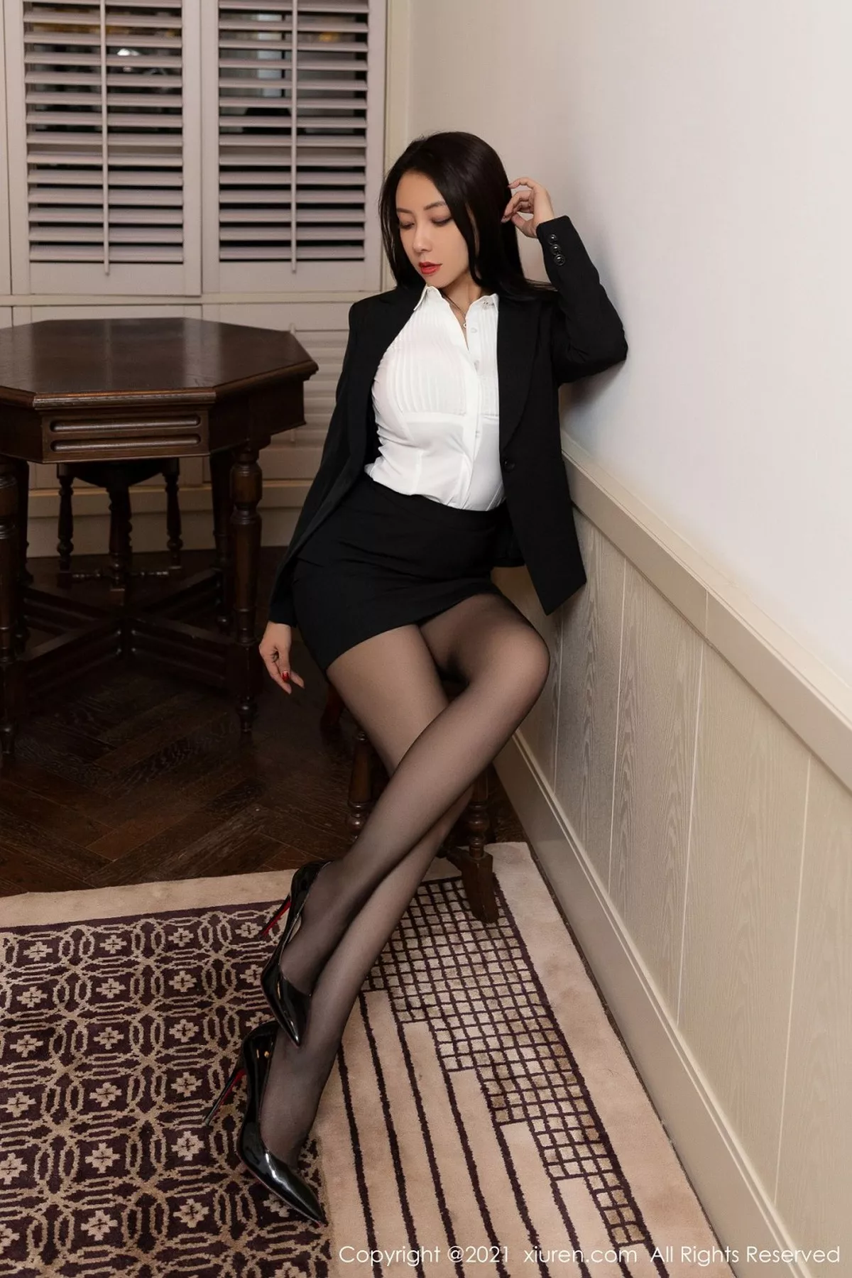 秀人集.com_[XiuRen秀人网]No.2978_嫩模果儿Victoria杭州旅拍职场秘书制服白衬衫配黑短裙半脱诱惑写真58P