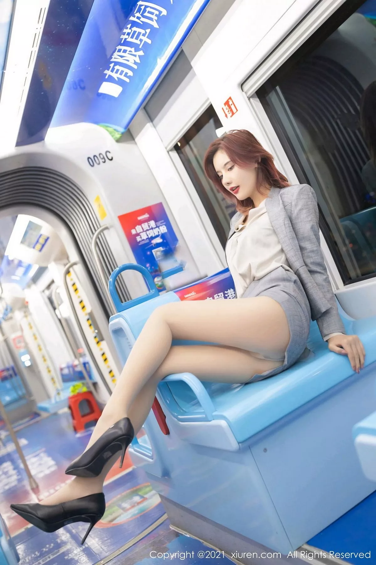 秀人集.com_[XiuRen秀人网]No.2979_女神就是阿朱啊三亚旅拍职场制服主题开档黑丝裤袜撩人诱惑写真66P