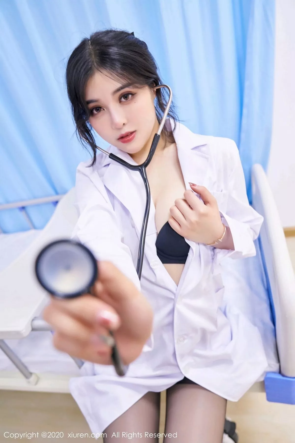 秀人集.com_[XiuRen秀人网]No.2925_嫩模韩静安护士职业装主题床上开档黑丝裤袜秀翘臀诱惑写真56P