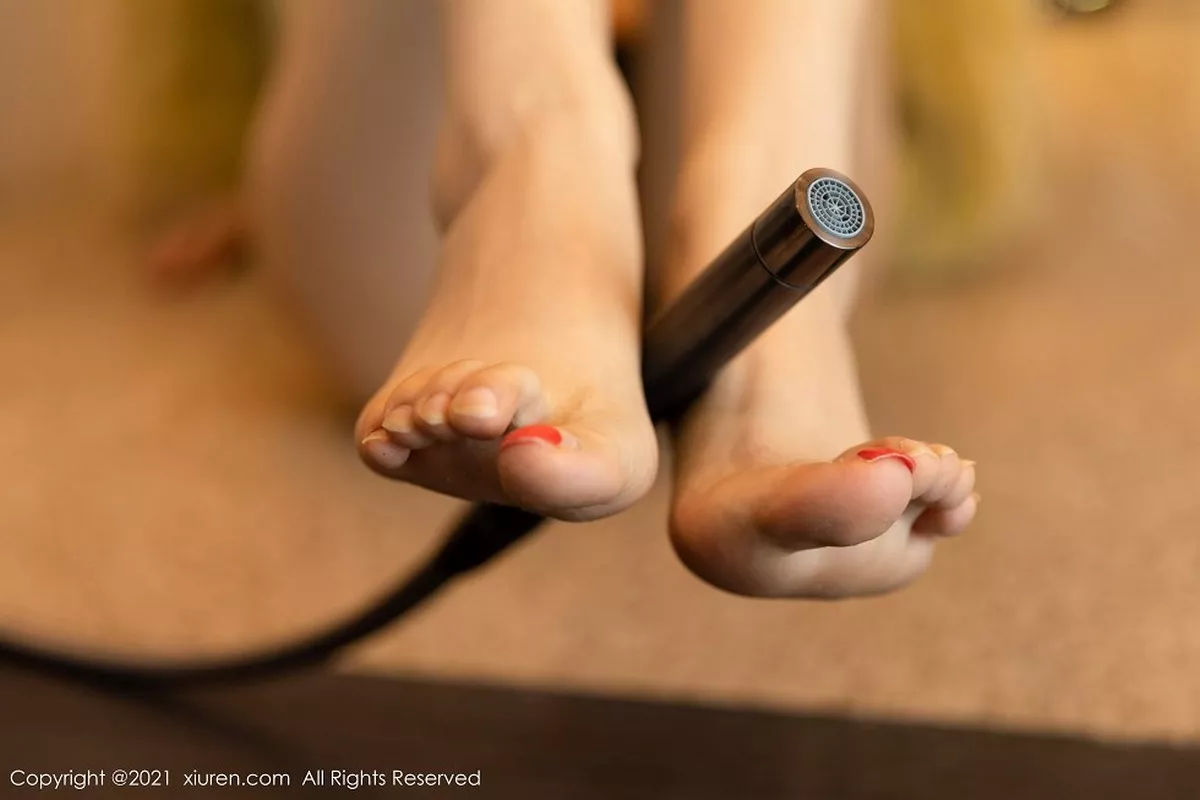 秀人集.com_[XiuRen秀人网]No.3035_嫩模玥儿玥er厦门旅拍毛绒外套半脱露性感内衣苗条身材写真52P