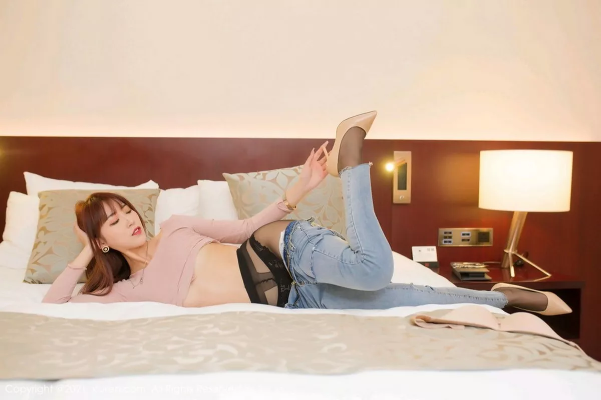 秀人集.com_[XiuRen秀人网]No.3053_嫩模周慕汐baby粉色上衣配牛仔裤半脱露黑丝裤袜诱惑写真86P