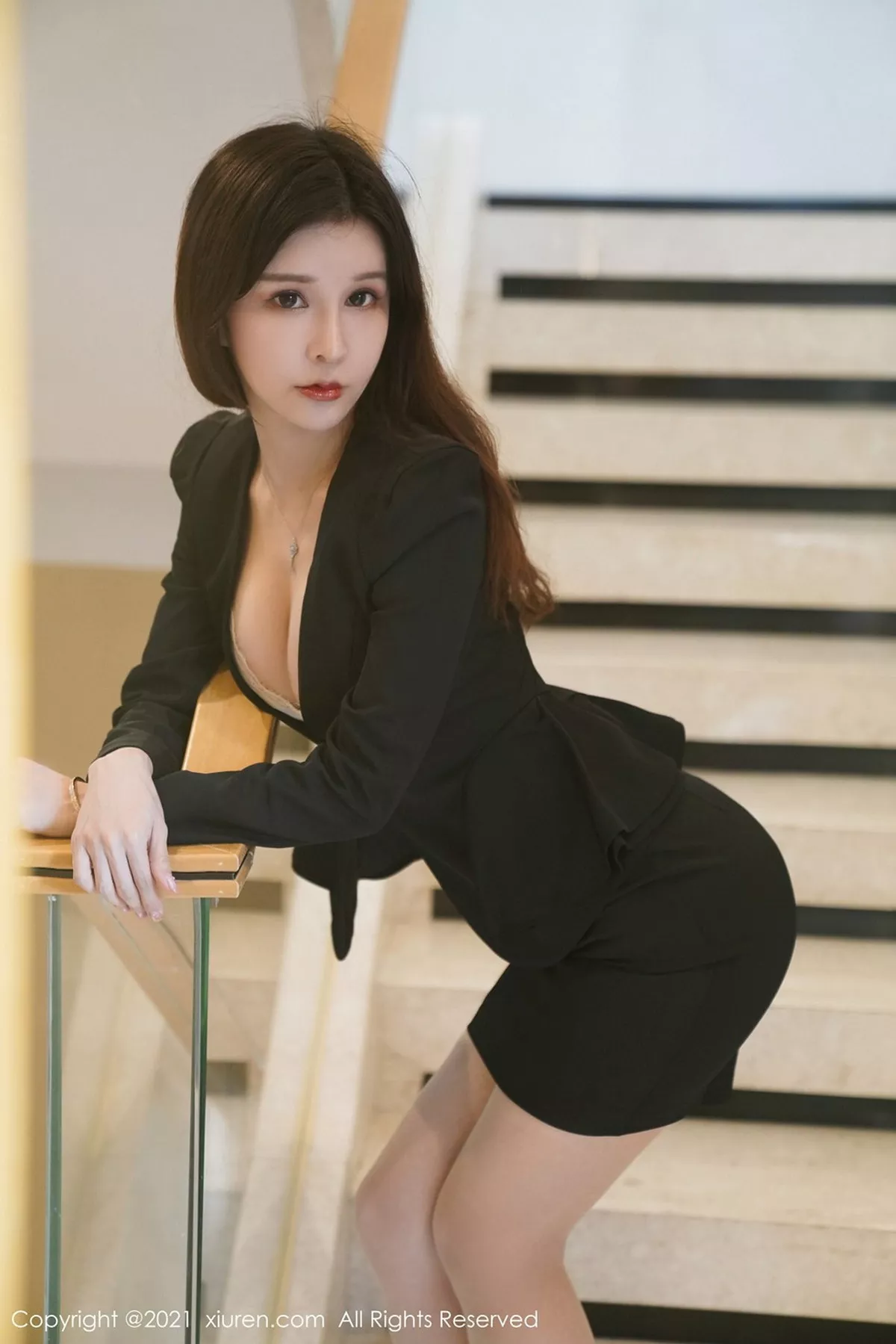 秀人集.com_[XiuRen秀人网]No.3077_嫩模张雨萌江浙沪旅拍职业装OL主题半脱露肉丝裤袜秀翘臀诱惑写真57P