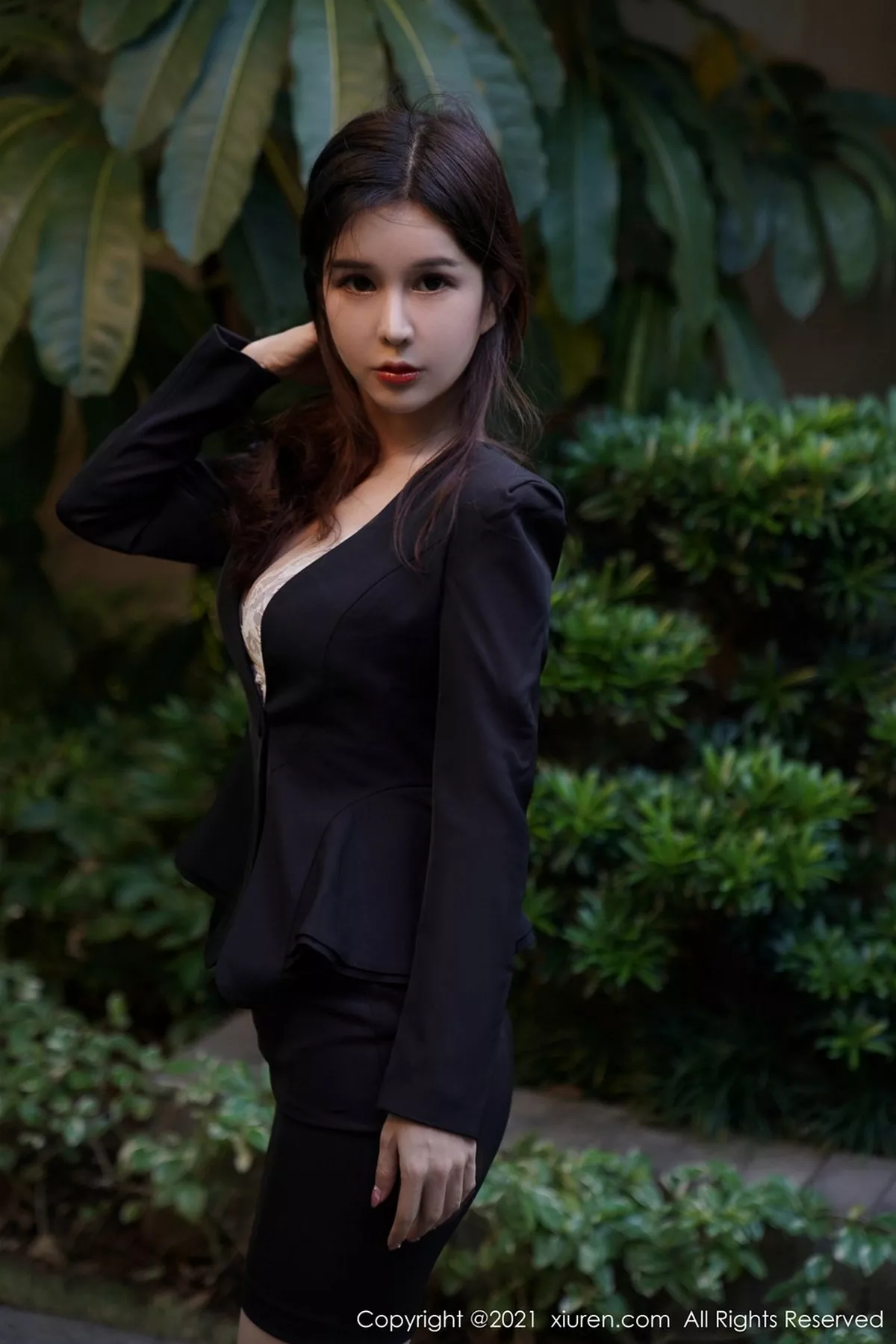 秀人集.com_[XiuRen秀人网]No.3077_嫩模张雨萌江浙沪旅拍职业装OL主题半脱露肉丝裤袜秀翘臀诱惑写真57P