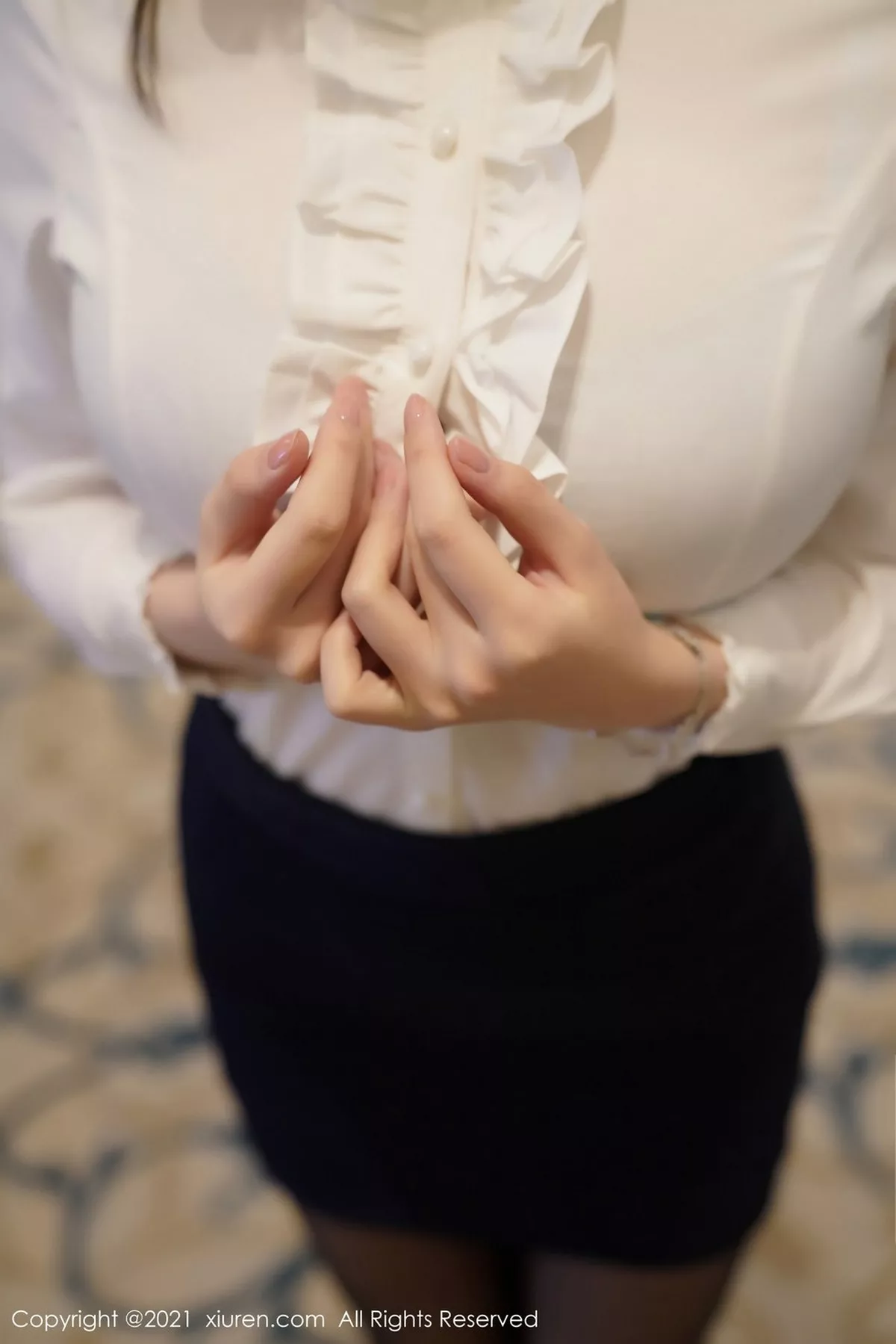 秀人集.com_[XiuRen秀人网]No.3026_女神糯美子Mini澳门旅拍前台接待剧情主题黑丝裤袜诱惑写真72P