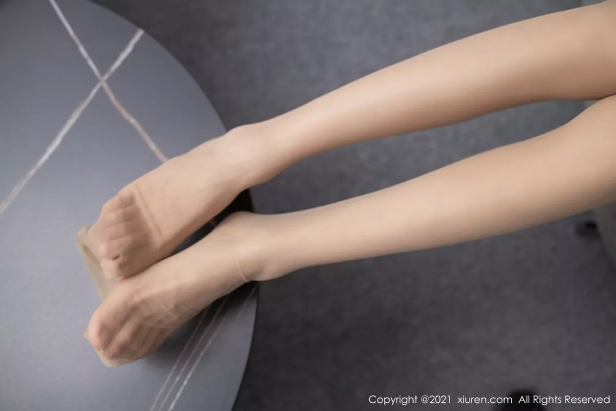 秀人集.com_[XiuRen秀人网]No.3030_嫩模陆萱萱三亚旅拍办公室主题开档肉丝裤袜秀翘臀诱惑写真63P