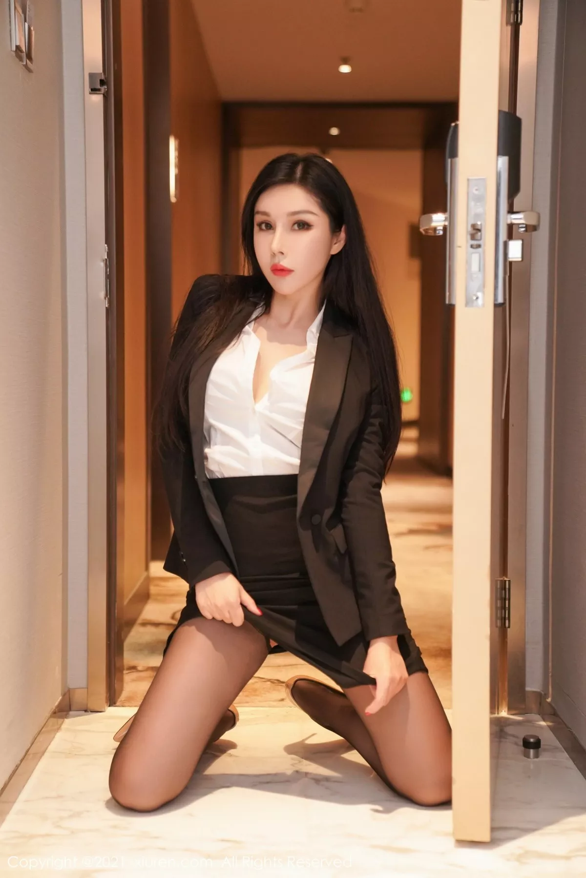 秀人集.com_[XiuRen秀人网]No.3672_模特田冰冰经典职场OL主题撩裙露开档黑丝秀翘臀惹火诱惑写真66P