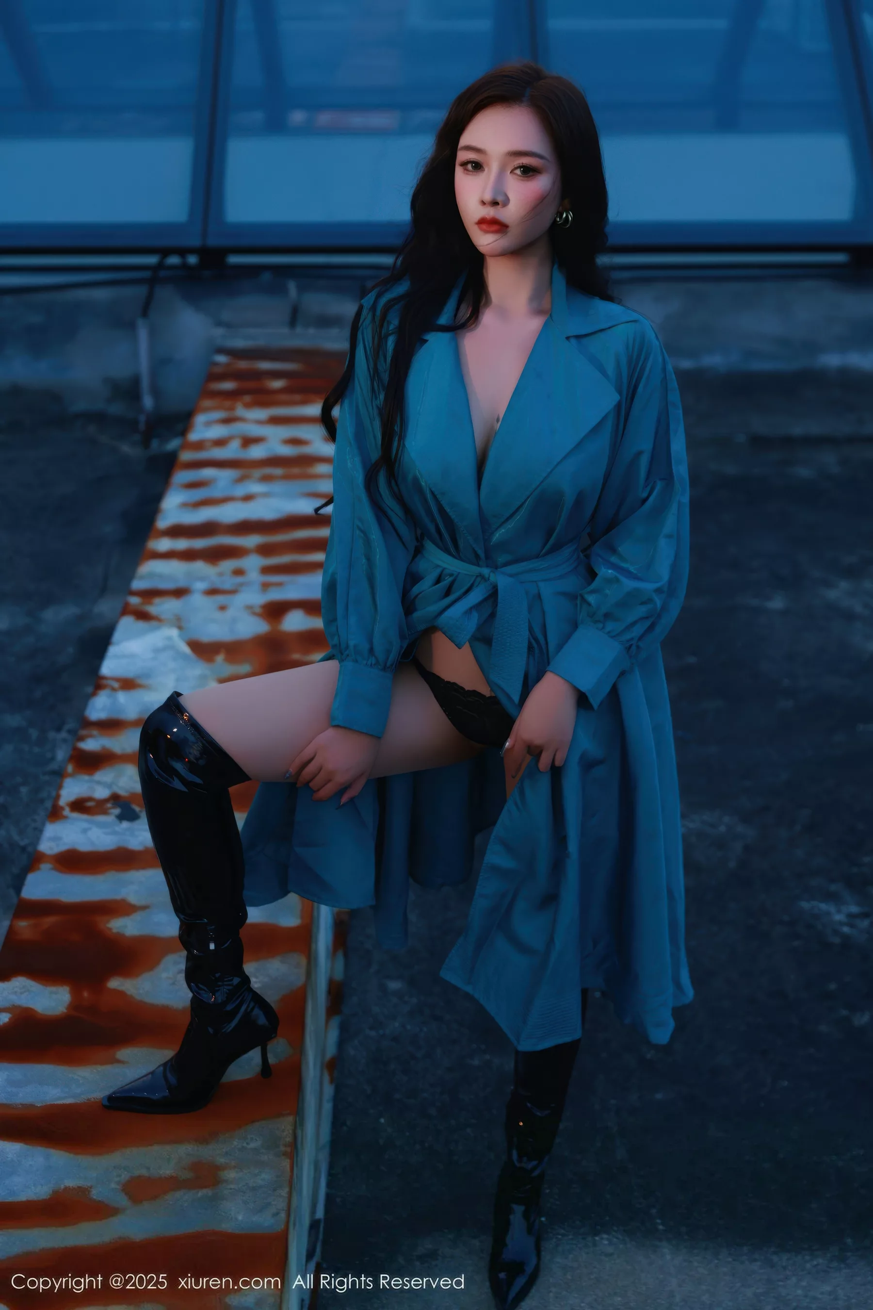 秀人集.com_[XiuRen秀人网]No.10776_模特娜比性感蓝色风衣露黑色蕾丝情趣内衣秀凹凸身材诱惑写真82P