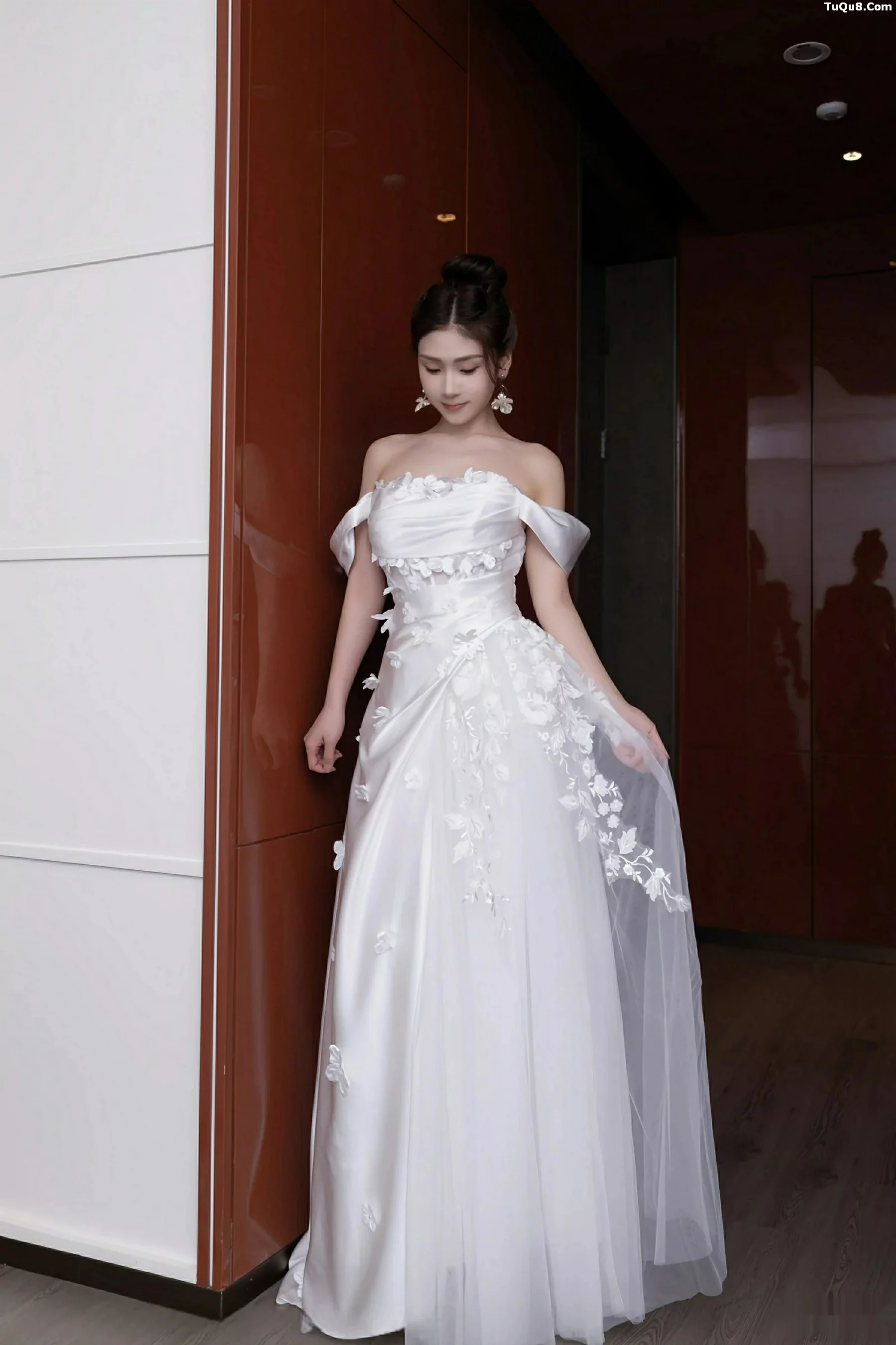 秀人集.com_[XiuRen秀人网]No.10814_模特刘婷婷性感白色婚纱露白色内衣配超薄肉丝秀美腿诱惑写真80P