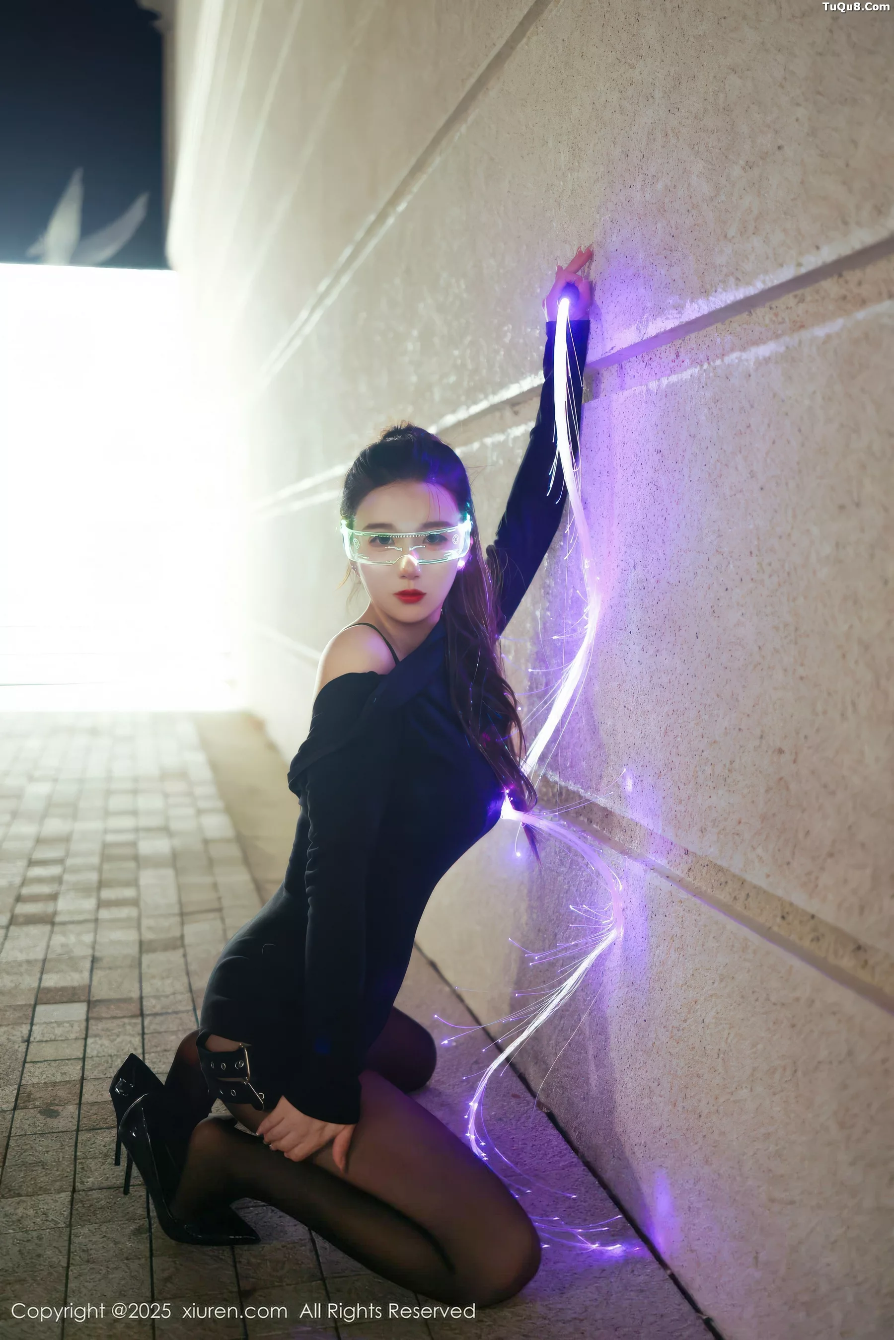 秀人集.com_[XiuRen秀人网]No.10936_模特小肉肉咪性感黑色连衣短裙配超薄黑丝秀凹凸身材诱惑写真77P