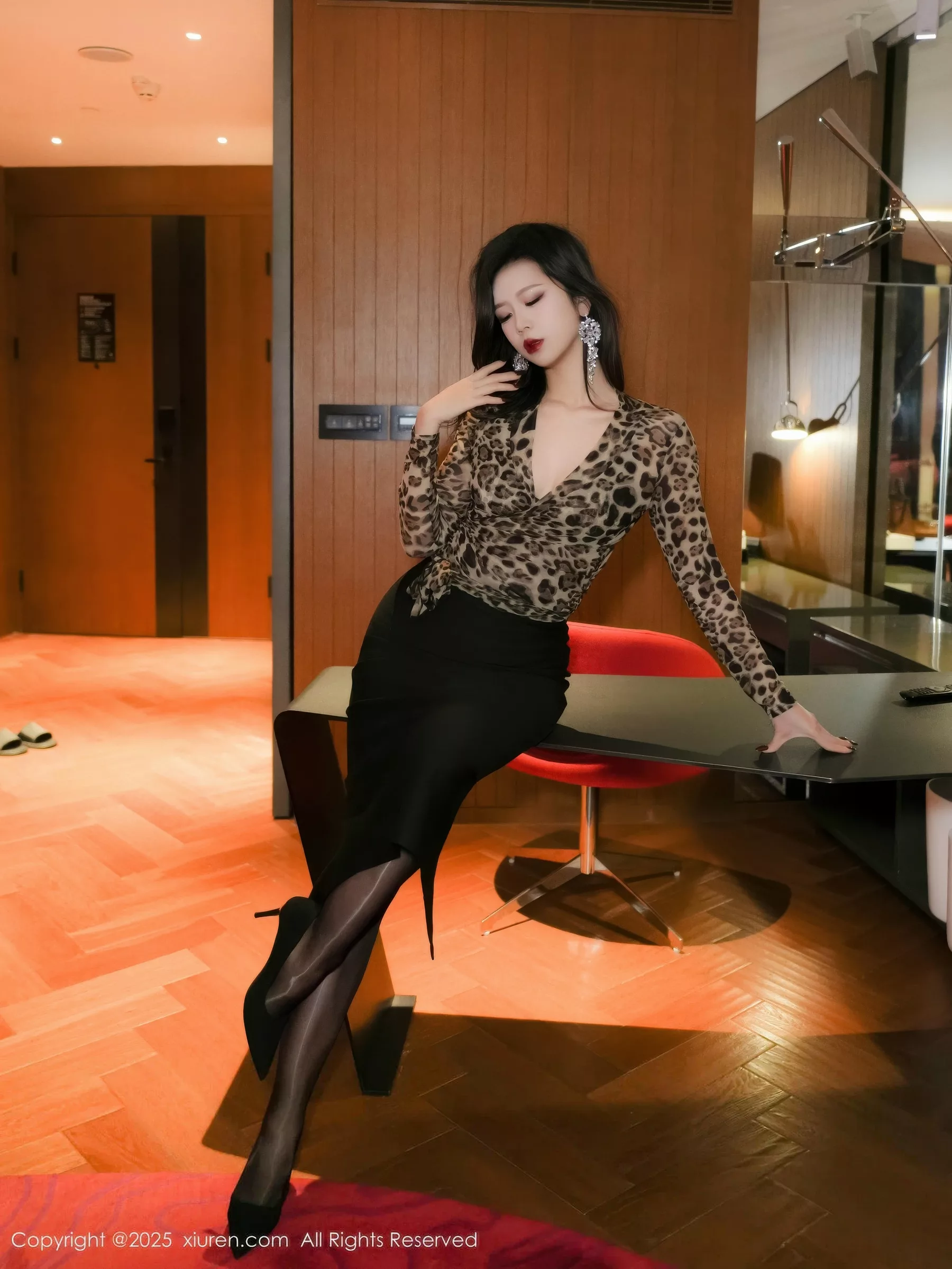 秀人集.com_[XiuRen秀人网]No.10901_模特玫瑰我爱你性感豹纹服饰配黑短裙露黑色丝袜秀美腿诱惑写真63P